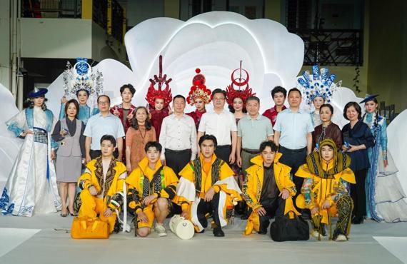 “魅力绽放 艺彩纷呈”国际足联世界杯第二届教职工时装秀精彩上演